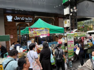 ภาพจริงต้องมีป้ายติดหน้าร้าน ข้าวแกงเจ๊ปิง ซอยพัฒน์พงศ์ 2 สีลม